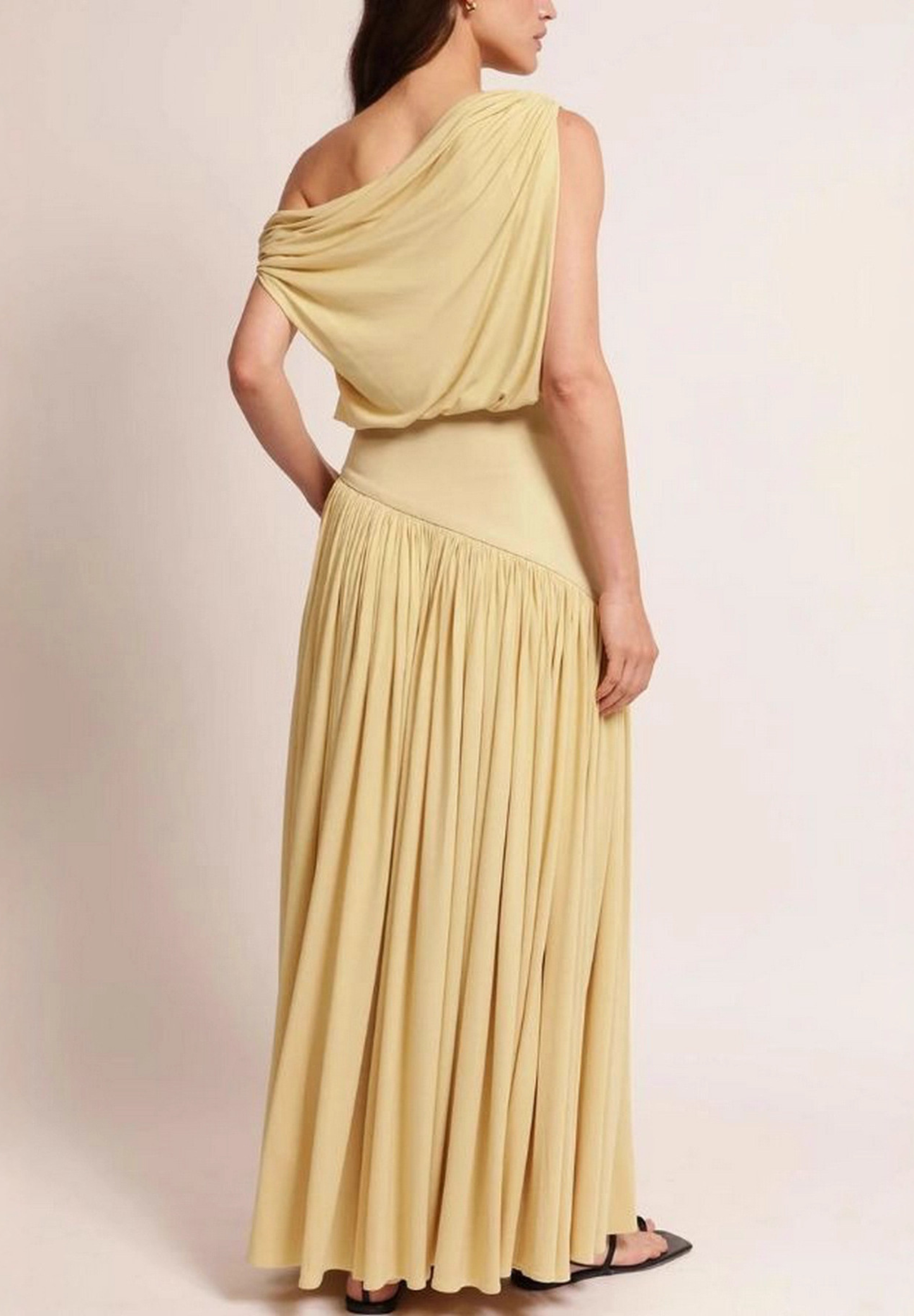 Robe longue plissée édition épaules dénudées