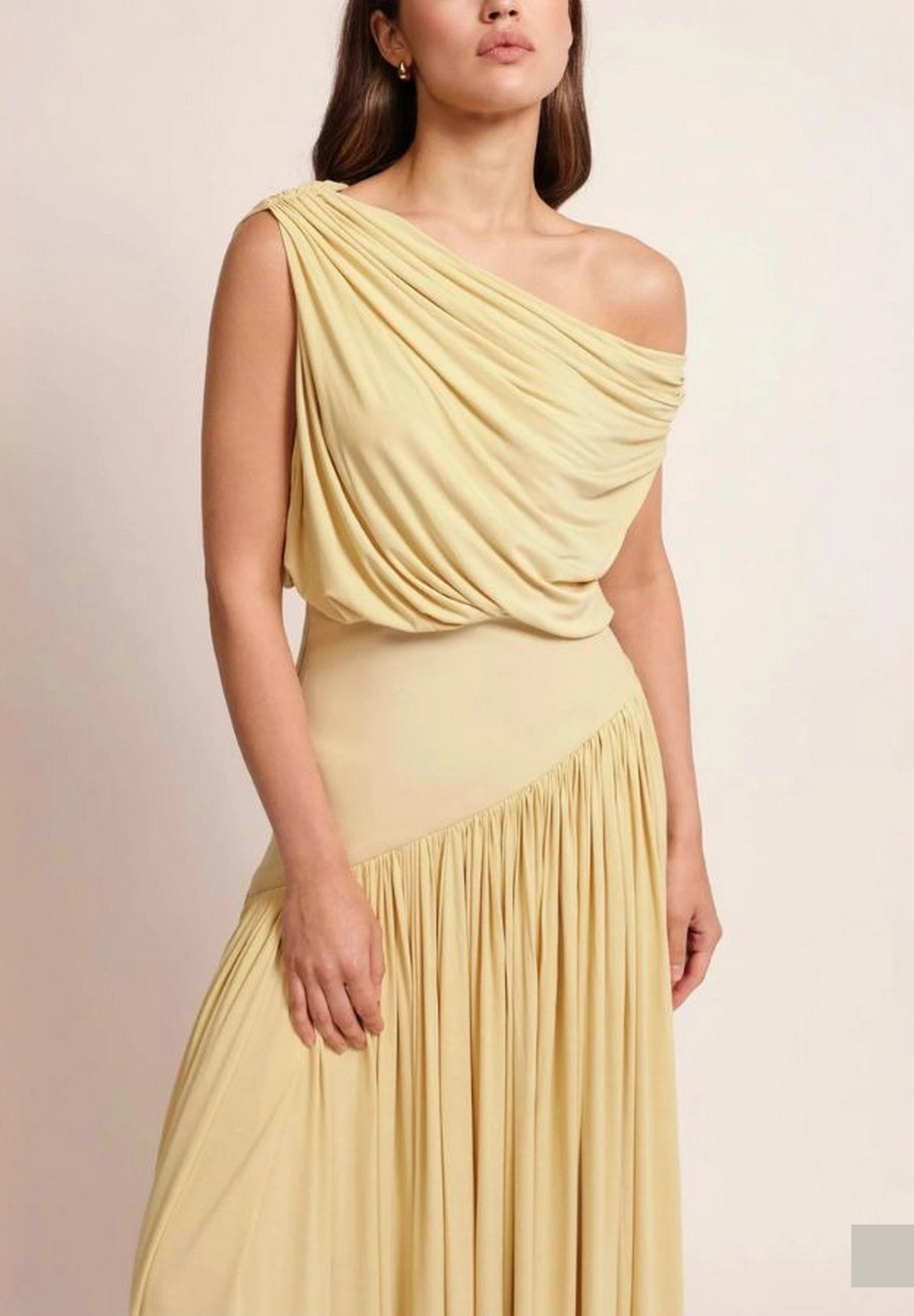 Robe longue plissée édition épaules dénudées