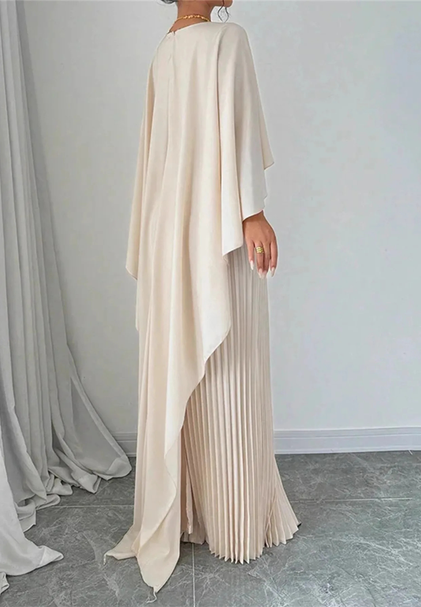 Élégante robe asymétrique plissée