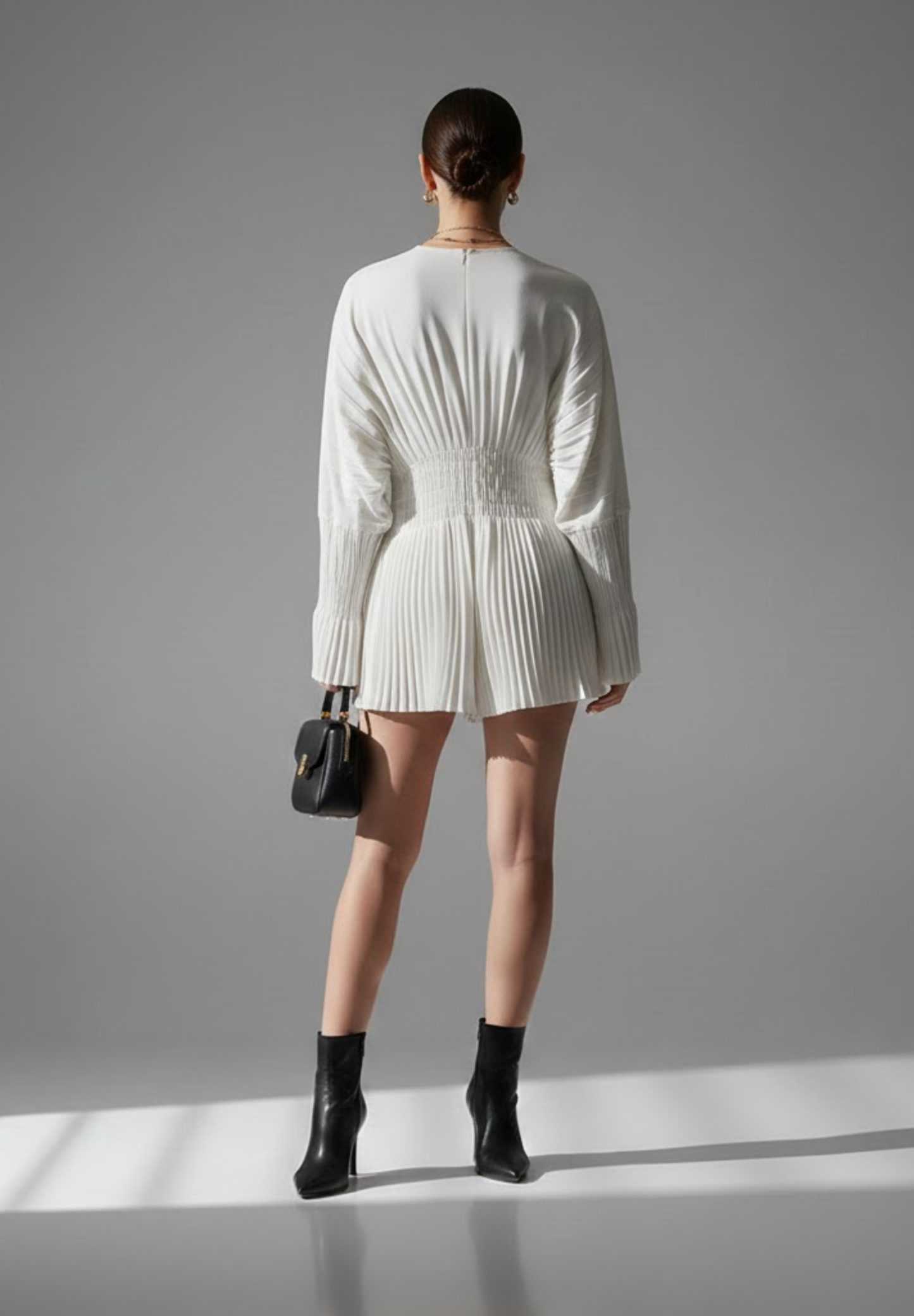 Robe chemise blanche à col en V plissée